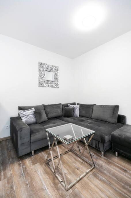 Alure Residences 1 & 24H Self Check-In, Free Parking In Front Of The Apartment Building, New Building, Terrace, Cafe With Breakfast In The Apartment Building, Next To The Aqua Park Banská Bystrica Exterior foto