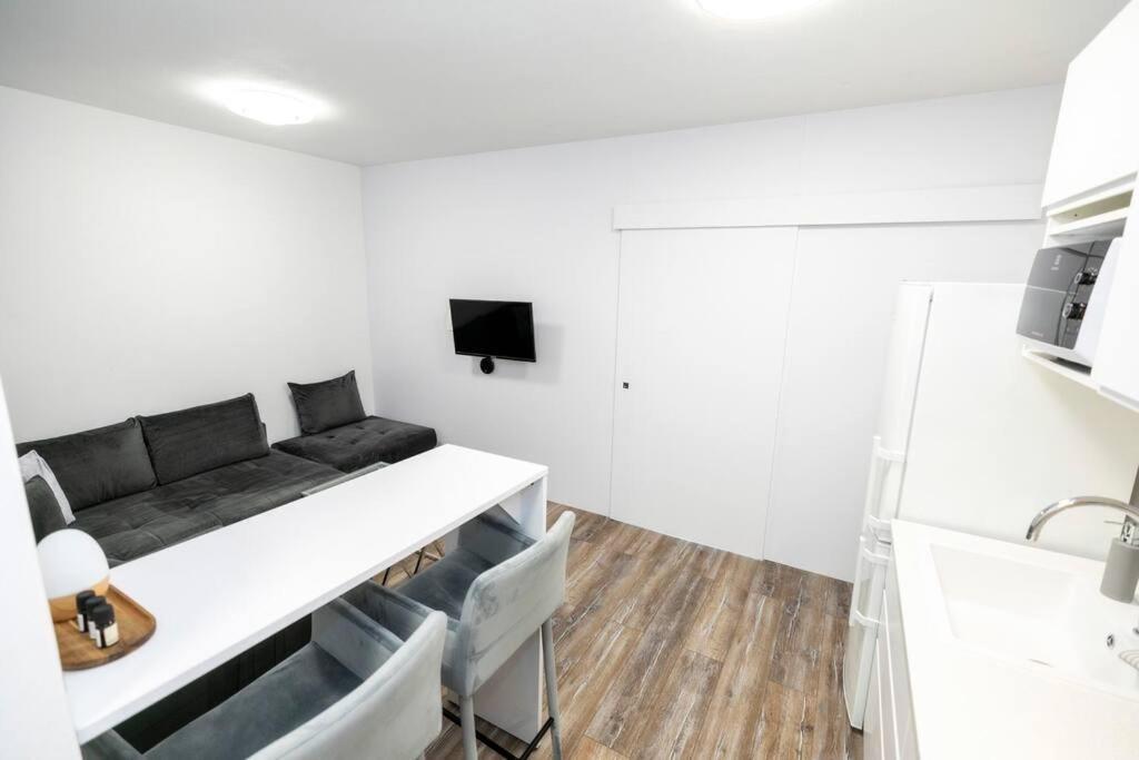 Alure Residences 1 & 24H Self Check-In, Free Parking In Front Of The Apartment Building, New Building, Terrace, Cafe With Breakfast In The Apartment Building, Next To The Aqua Park Banská Bystrica Exterior foto